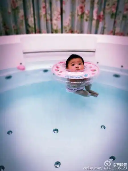 水中玩耍的咘咘咘咘12月30日下午,贾静雯在微博晒出