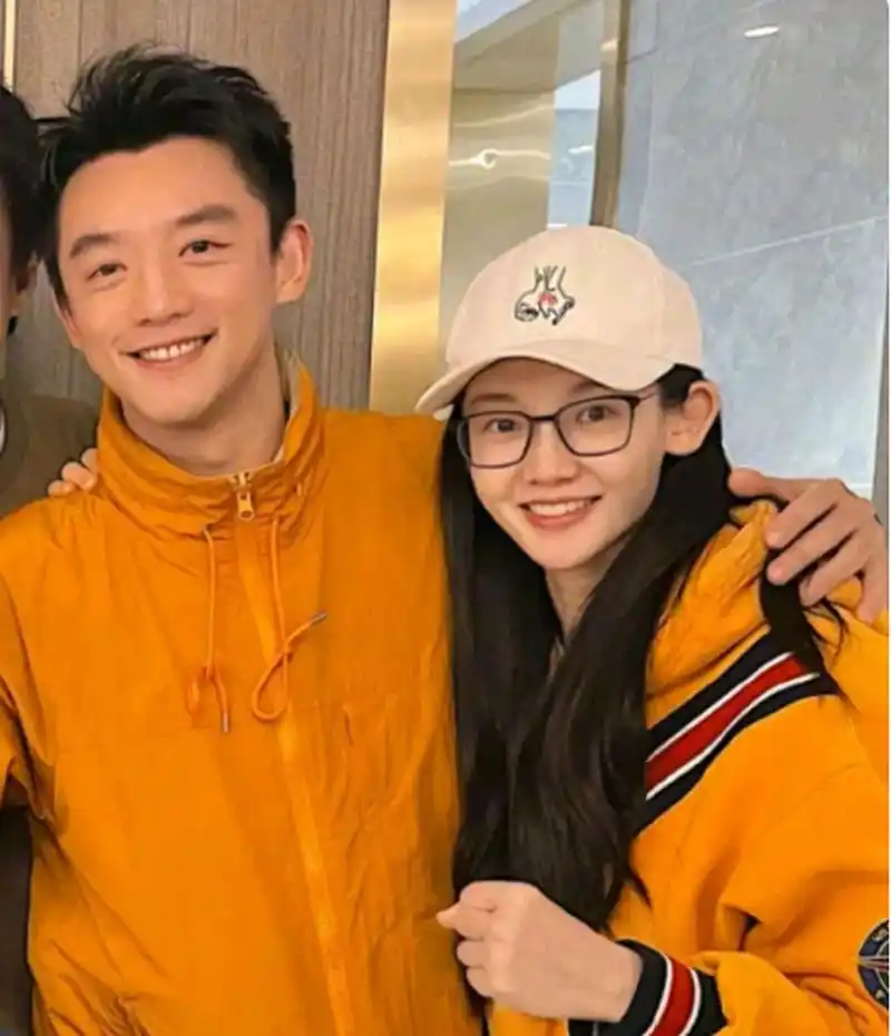 郑恺和苗苗这个合影好有夫妻相哟,感觉郑凯跟苗苗在一起后都变得面善