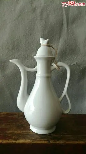 别致雅气白瓷执壶(酒壶)