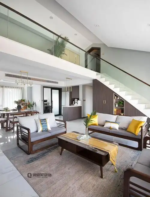 将楼梯设计在沙发背后,做成储物柜形式,这样一来不仅可以增加室内储物