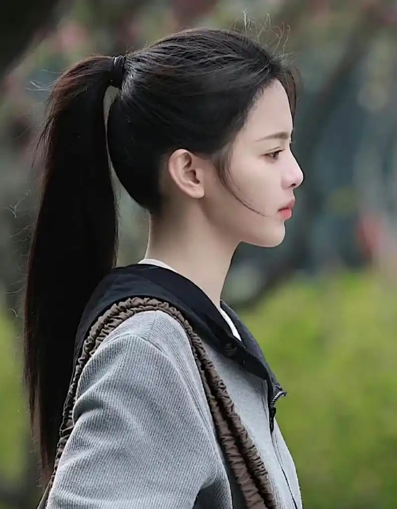 刘亦菲和杨超越高马尾发型对比.