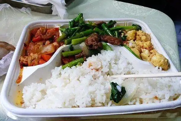 吃那种40块的盒饭? 又贵又不好吃 坐高铁有了新选
