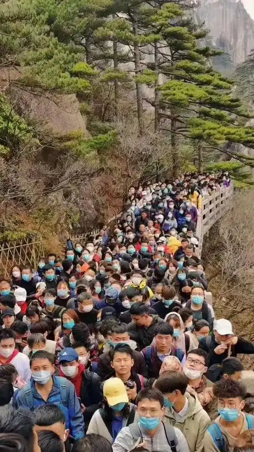 清明假期游客挤爆黄山景区,人山人海,寸步难行,景区:闭园