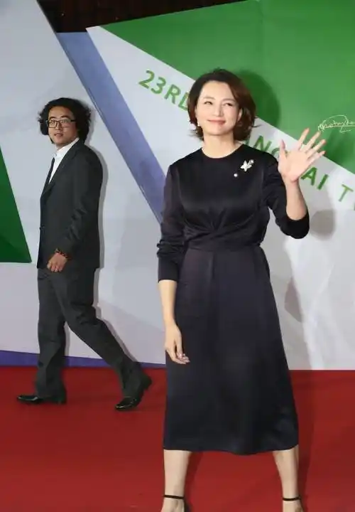 这种简单的黑白组合自然优雅.董卿搭配鱼尾高跟鞋,也比较清爽.