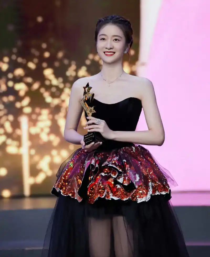 张雪迎# 肤白貌美的容颜,清纯妩媚,白皙细嫩的肩颈线,丰满傲人的事业