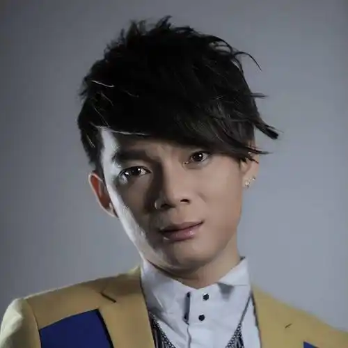 38岁歌手六哲返回老家补办婚礼!