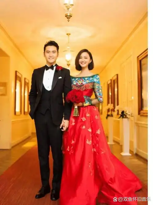 当时,作为伴郎的袁弘参加了张歆艺的婚礼,那时的袁弘跟张歆艺糜有