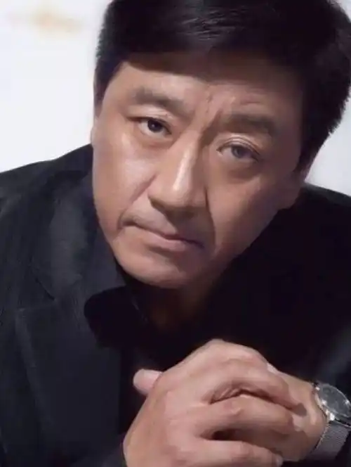 他演反派成名,戏外被警察当成坏人险丧命,60岁仍努力拍戏!