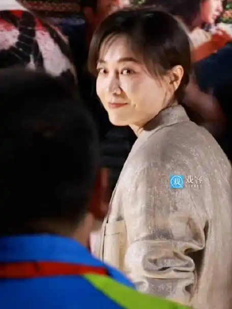 贾玲回眸##贾玲哭了##杨幂爸爸 贾玲在用命拍热辣滚烫