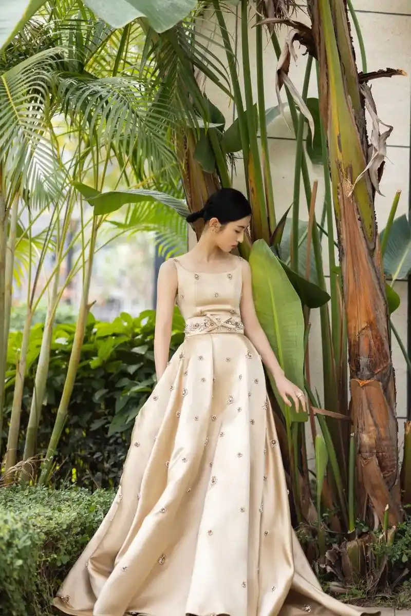 张子枫身上有一种独特的气质,格外适合拍胶片感的照片,满满氛围 - 抖