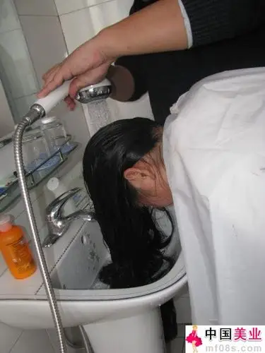 帮长发小妹洗头发