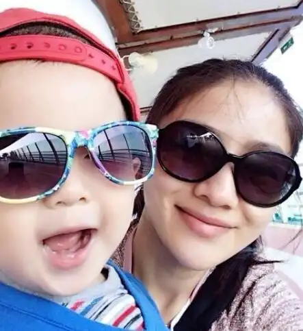 【图】胡可晒二胎大肚照 抱大儿子幸福爆表