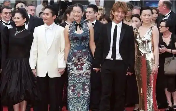 王祖贤到底算不算顶级美女看看她和李嘉欣的合照你就有答案了