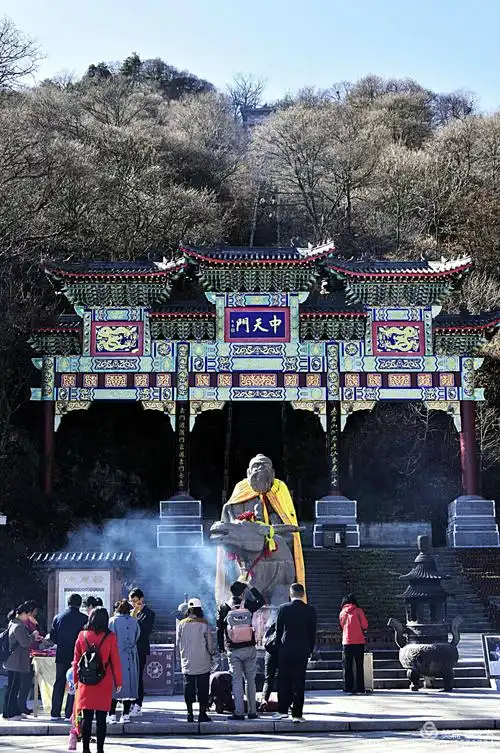 因"守藏室史"李耳(著名的"老子")到此归隐修炼,被道教尊为太上老君