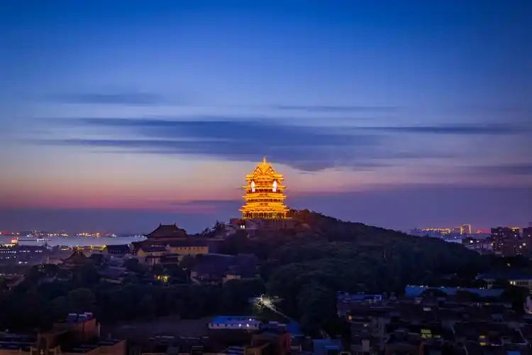 日暮下的江阴市君山寺