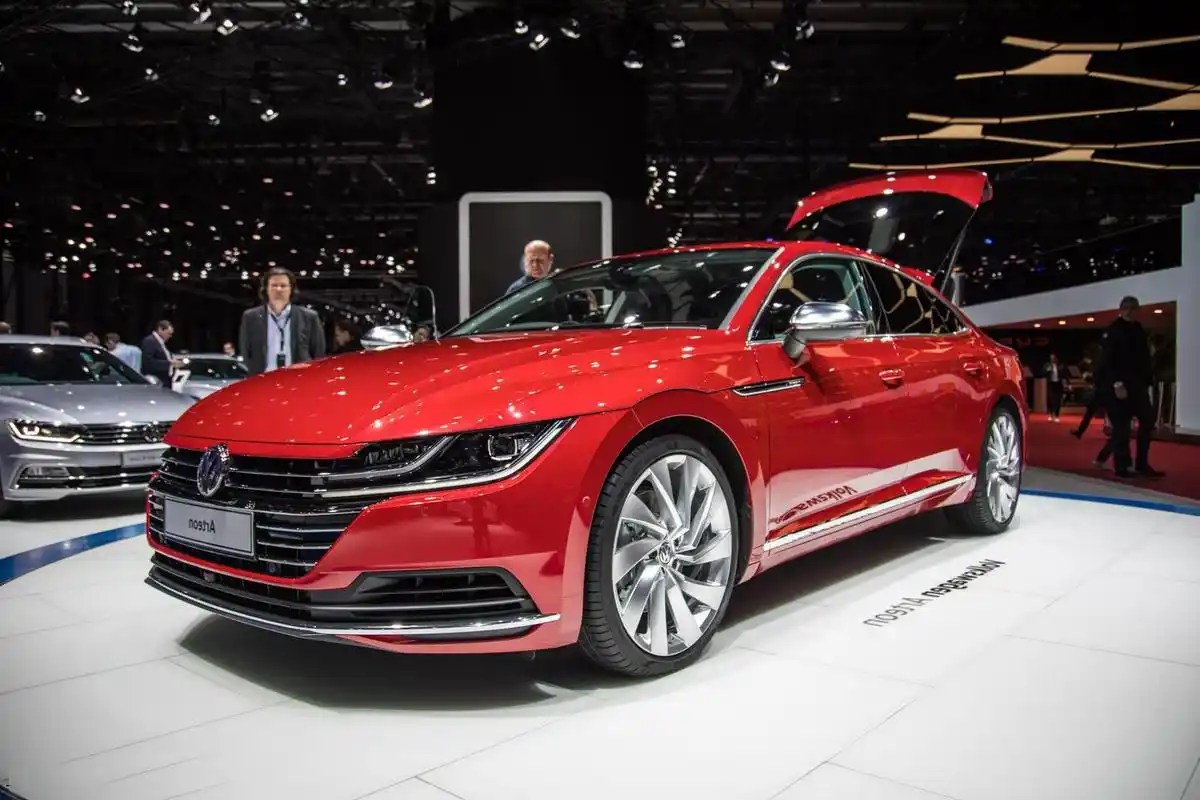 大众最美旗舰轿跑,无框车门配掀背式尾箱,卖24万叫好又叫座!