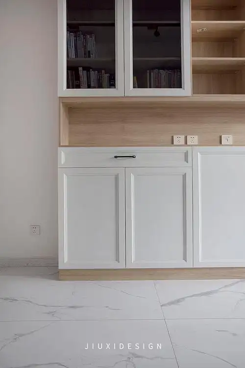 无论哪种风格,木色都能驾权,电视储物柜选用原木色柜板结合白色柜门