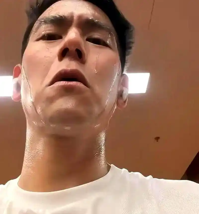 彭于晏的年龄似乎在逐渐增长,是否因为过度运动导致老化加速呢?