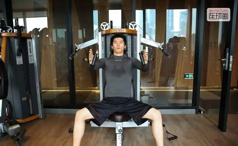 窦骁:健身达人,运动型男,魅力太大迷倒"何鸿燊千金"_表演_加拿大_老三