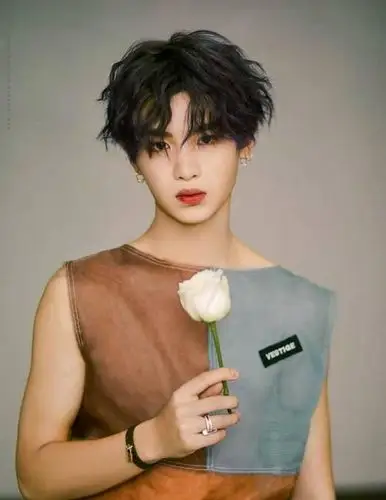 黄明昊还曾被曝出和两位女生一起滑雪出去玩,这和任豪和女生去玩密室