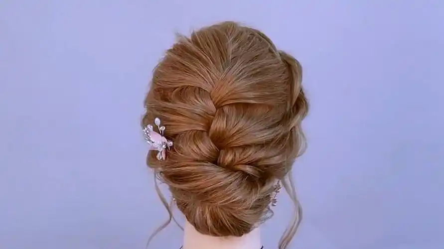 50岁当了婆婆的女人,把头发这样盘起来,整个人更年轻更有气质