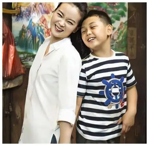 王艳发福了!穿无袖v领衫胳膊壮实拜拜肉抢镜,46岁肉脸圆圆