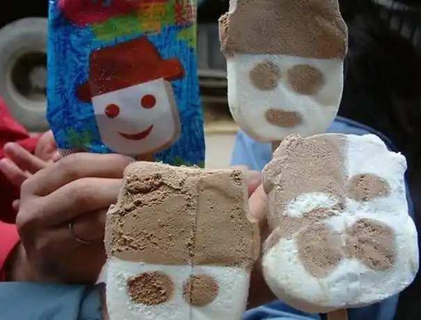 奶油口味的雪糕组合,不知道通过什么方法搭配变成了一个小雪人的形状