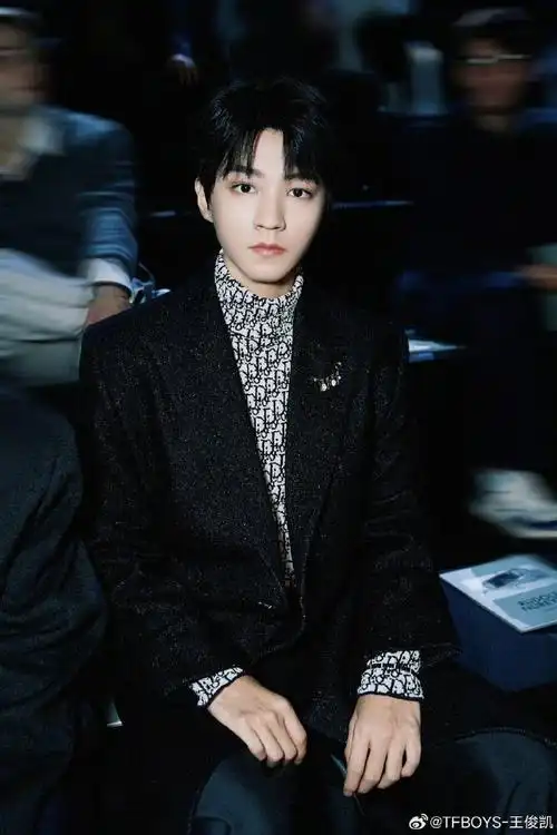 王俊凯巴黎时装周花絮照