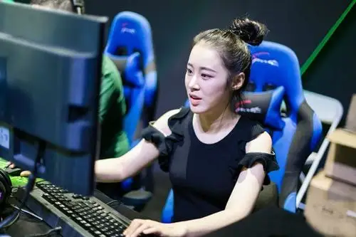 从职业选手走到cfs唯一的女解说——大娇娇