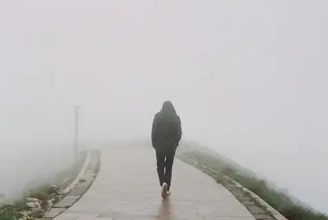 谁有伤感图片一个人的那种感觉很孤单的译文:夜晚在烛灯前独自唱歌