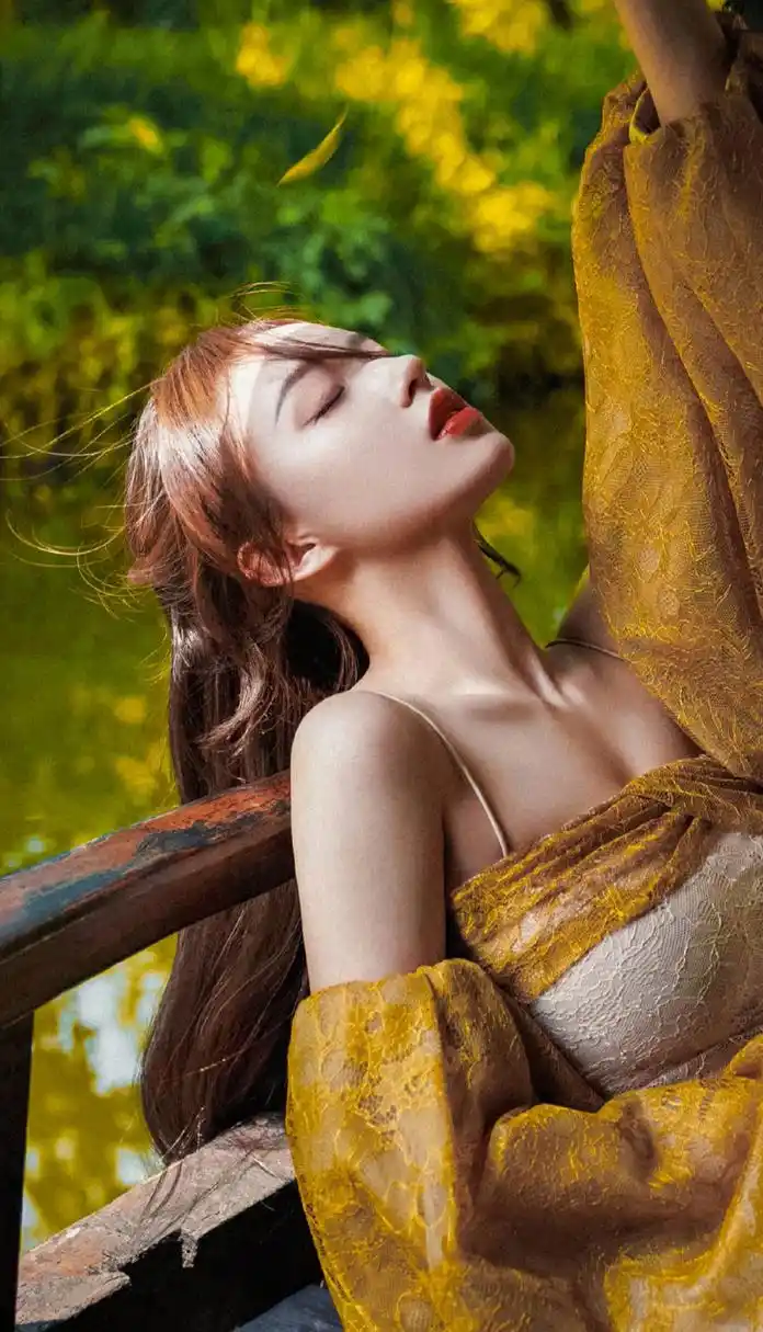 程潇# 一袭吊带透明蕾丝裙,肤白貌美的容颜,窈窕曼妙的身材,丰满傲人