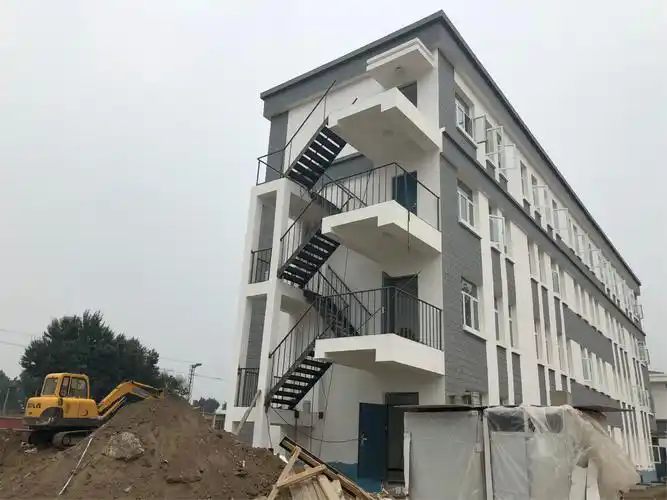 综合办公楼室外楼梯安装