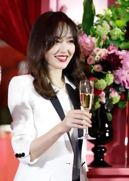 唐嫣有着一米七的身高,体重一直都没有过百,可以说得上