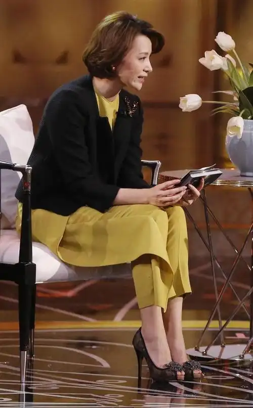 "董卿"黑色连衣裙配波波头 高级感轻而易举|高跟鞋|蝴蝶结|圆领_网易