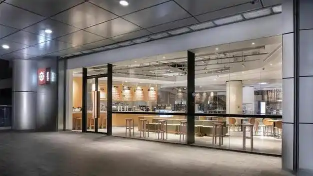 在昆明工装装修当中,具有开放感的门面容易吸引顾客,比如使用玻璃门