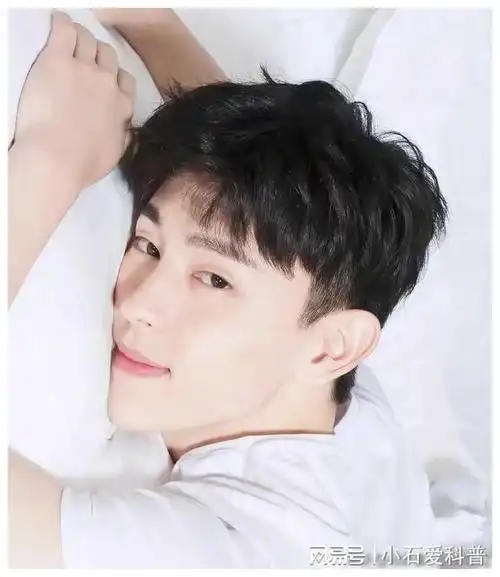 邓伦超级超级阳光帅气迷人十足的,为人随和善良的男人!