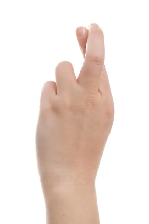 十指交叉,手在白色背景上显示的手指 crossd