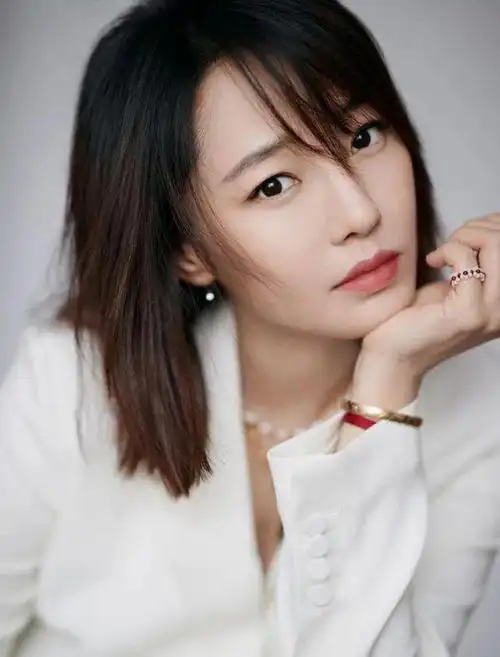 白百何近照状态也太好了吧穿白西装出席活动看着愈发年轻了