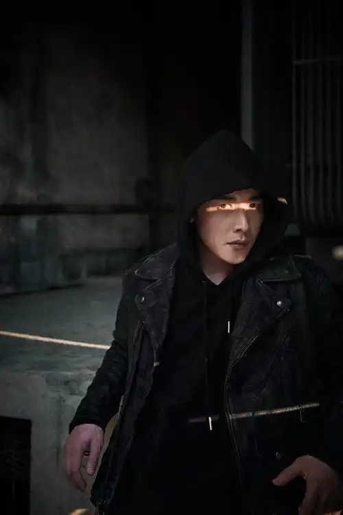 罗晋硬汉风格写真曝光 目光坚毅眼神有戏