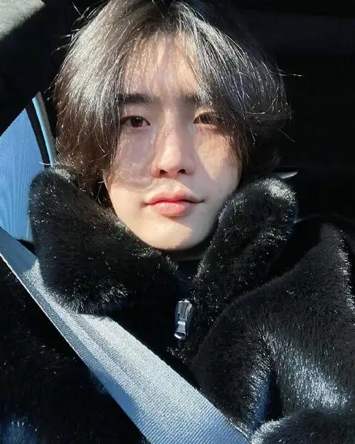 组图:李钟硕晒长发自拍旧照 发型引发网友争议