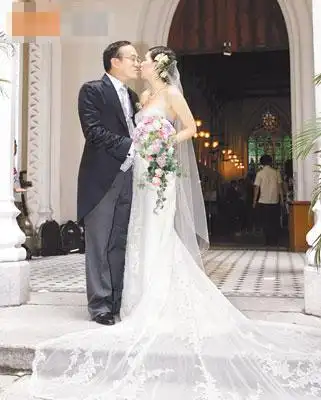 罗慧娟与老公刘志敏步出教堂,接受亲友祝福.