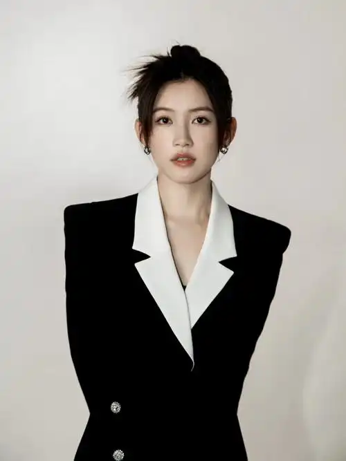 演员苏青黑白碰撞瞩目气场