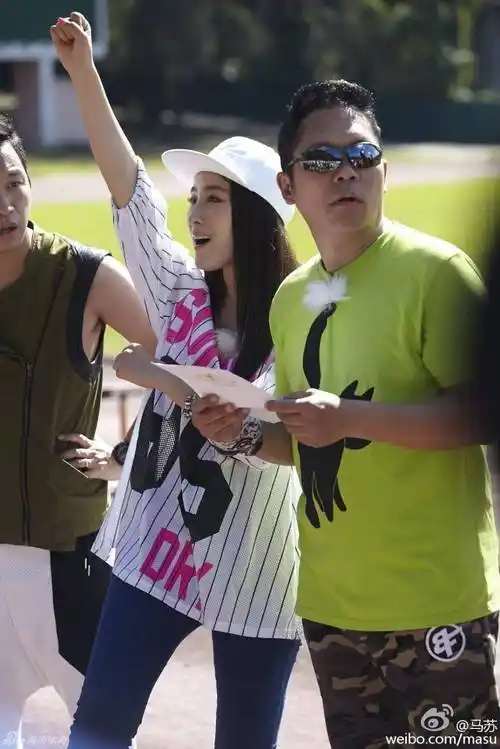 马苏活动现场不穿衣服引热议,与小鲜肉闹绯闻是真性情还是太堕落_网友