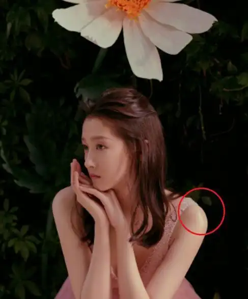 关晓彤继黑裙裤蹦迪后,反转粉裙惹人喜,谁注意到肩膀的小细节?