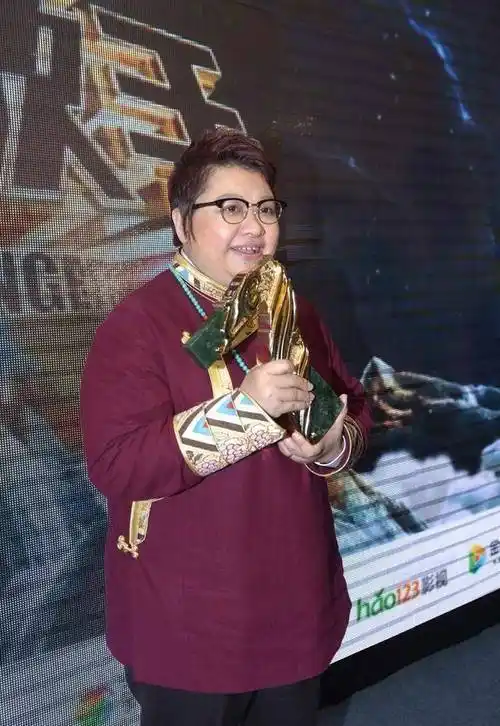 成为了著名歌唱家李双江的弟子.