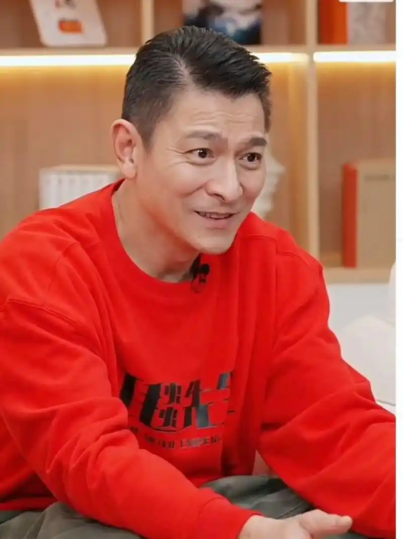 华仔参加《与辉同行》的发型太帅了.