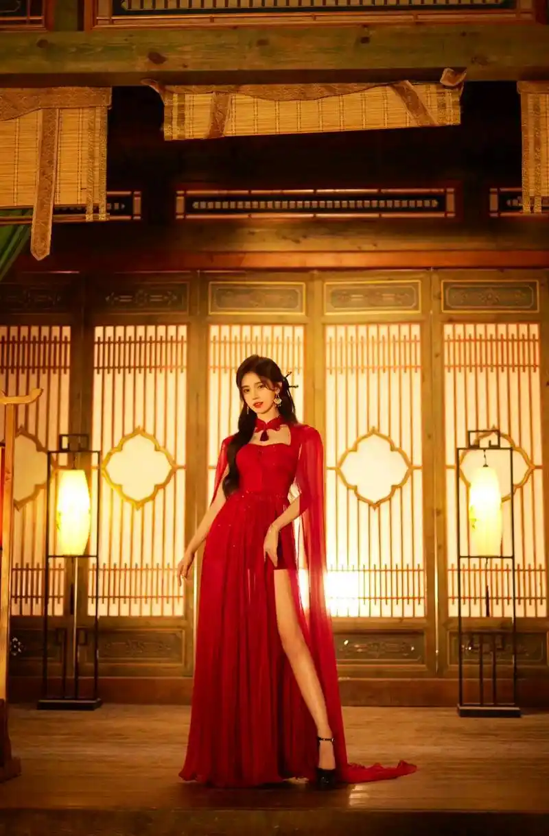 鞠婧祎最新造型!红色公主披风,美丽端庄氛围感满满