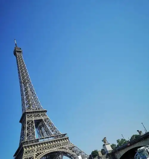 法国代表性建筑埃菲尔铁塔
