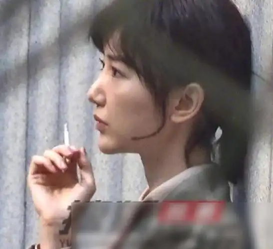 毛晓彤抽烟戏份路透背靠墙忧郁复古感强烈但侧脸五官更吸睛