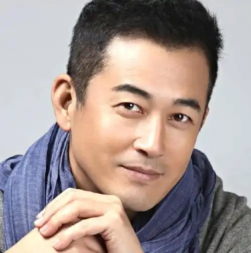 国家级演员王志飞:一辈子愧对聋哑父母,当众大骂前妻儿子没出息